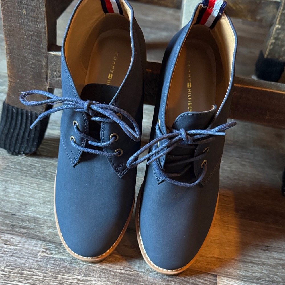 Tommy Hilfiger ladies  Navy Lace-Up Chukka Boots with Tan Outsole